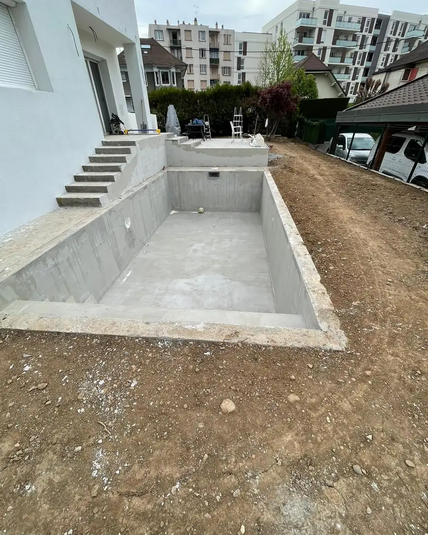 Le même emplacement pendant le chantier : bassin en béton coulé et terrain encore brut