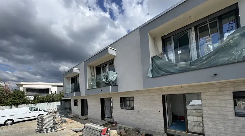 Façade d'immeuble avec enduit et parement pierre rénovée par H Bat Sàrl