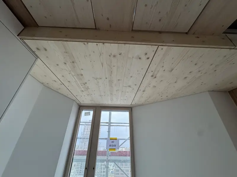 Faux plafond en lambris de bois clair posé par H Bat Sàrl dans une pièce rénovée